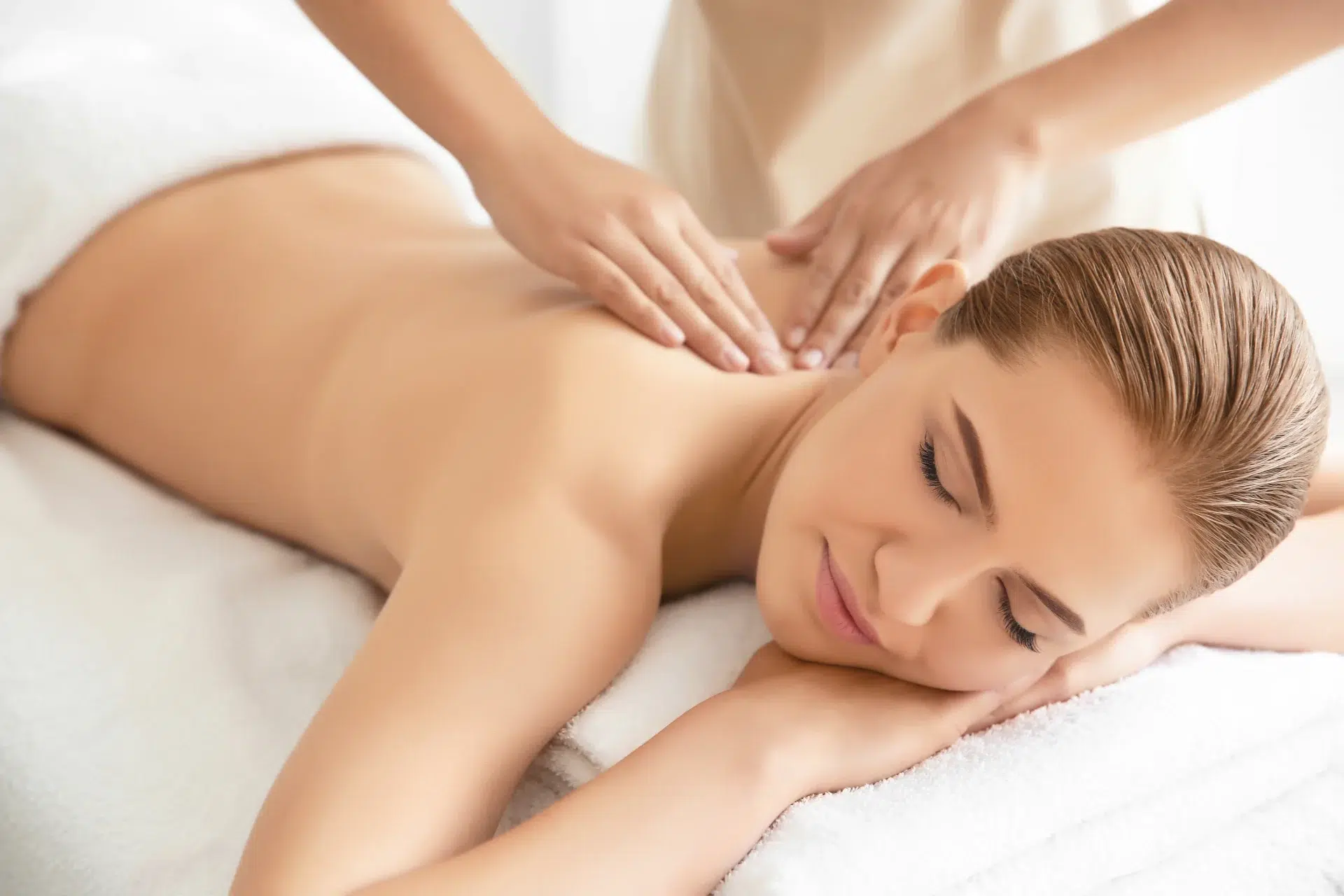 Femme recevant un massage relaxant