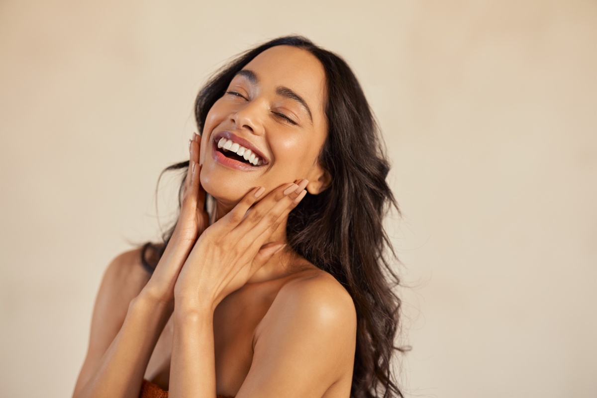 Femme souriante avec les yeux fermés